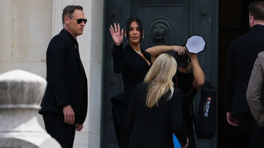 kim-kardashian-depoe-em-paris-no-julgamento-sobre-roubo-milionario