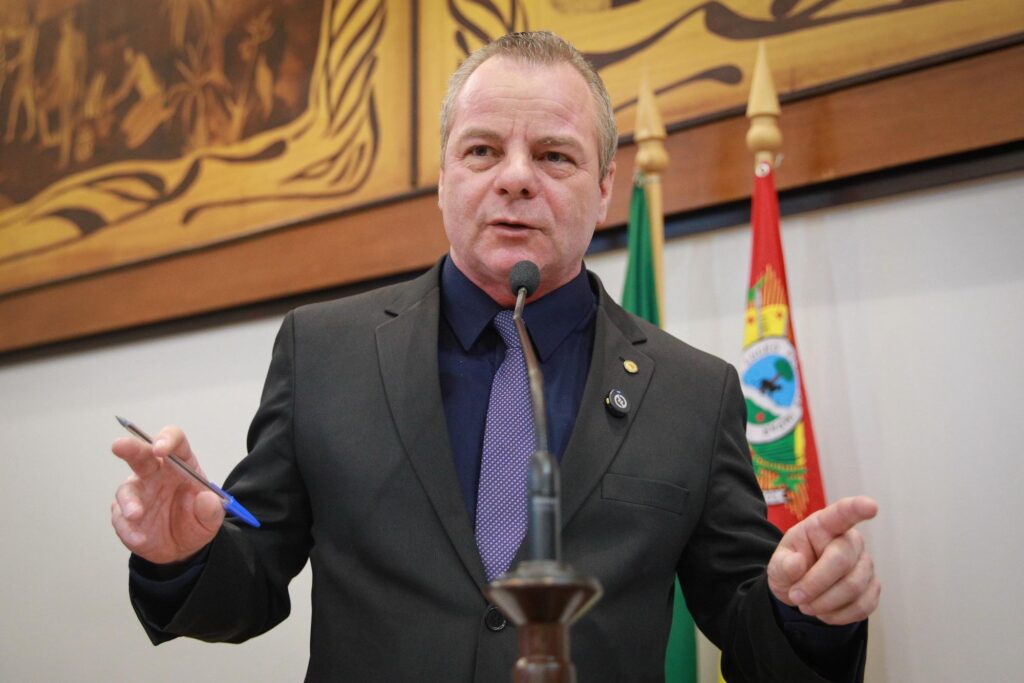 pedro-longo-denuncia-proposta-de-aumento-de-cadeiras-na-camara-e-alerta-para-prejuizos-ao-acre