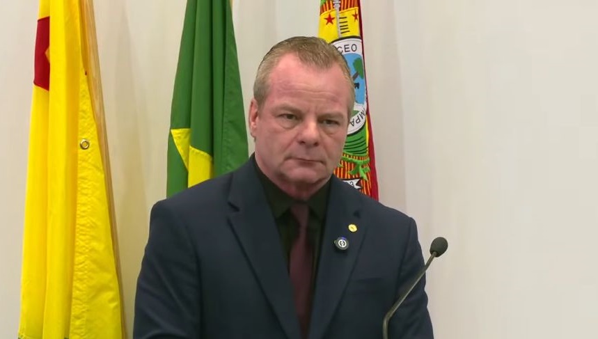 longo-apresenta-mocao-de-aplauso-para-adem-araujo-e-recebe-apoio-dos-demais-deputados