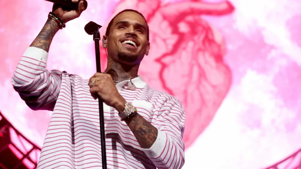 chris-brown-e-preso-no-reino-unido-por-suspeita-de-agressao-em-boate-de-luxo