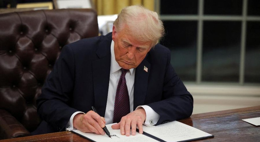 trump-acusado-de-falhar-luta-contra-o-hiv/sida trump-acusado-de-falhar-luta-contra-o-hiv/sida