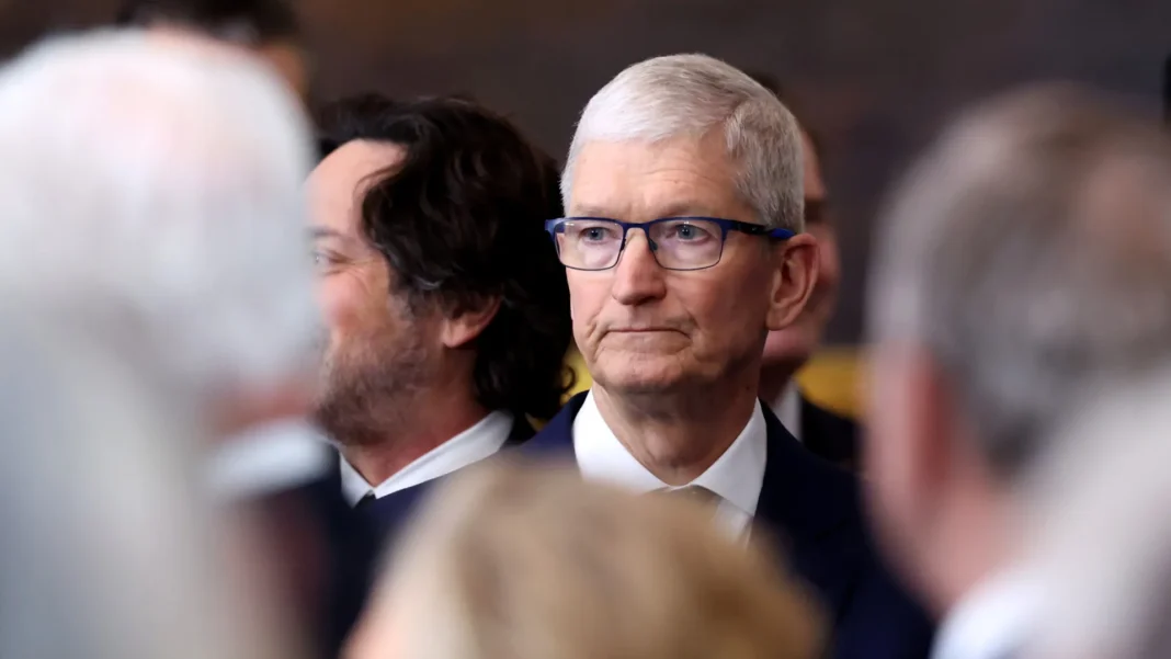 trump-diz-ter-“um-pequeno-problema”-com-o-lider-da-apple