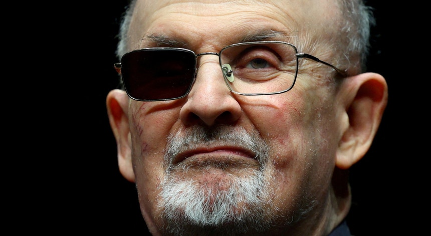 homem-acusado-de-tentar-matar-salman-rushdie-condenado-a-25-anos-de-prisao homem-acusado-de-tentar-matar-salman-rushdie-condenado-a-25-anos-de-prisao