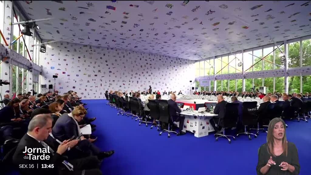 ha-tres-anos-que-russos-e-ucranianos-nao-se-sentavam-a-mesa ha-tres-anos-que-russos-e-ucranianos-nao-se-sentavam-a-mesa