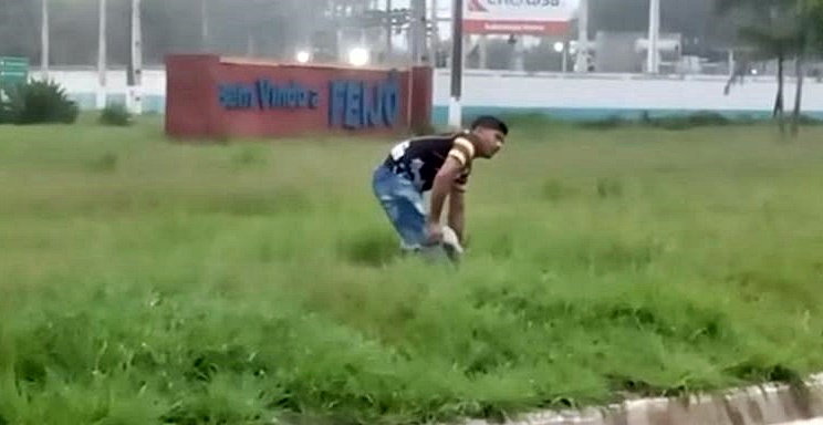 caminhoneiro-imobiliza-assaltante-e-entrega-criminoso-a-policia,-em-feijo