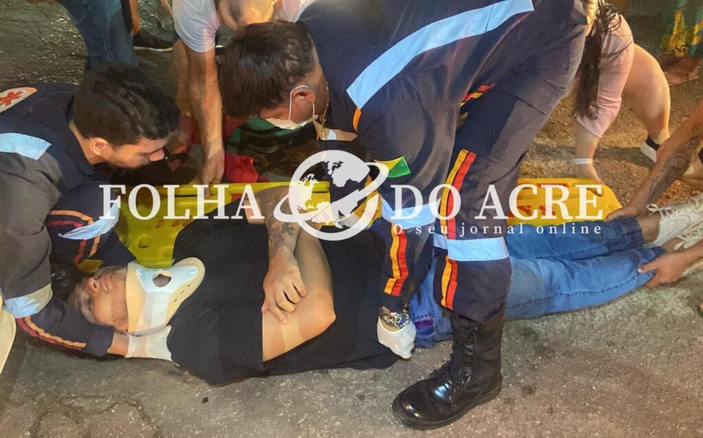 motoboy-fica-ferido-apos-colisao-envolvendo-carro-e-moto-em-avenida-movimentada-de-rio-branco