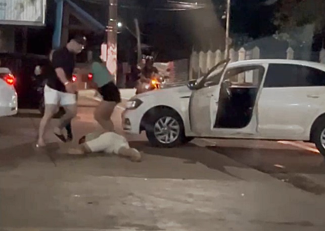briga-entre-motoristas-termina-com-homem-desacordado-em-via-publica-em-rio-branco;-veja-video