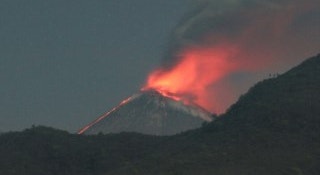 indonesia-emite-alerta-maximo-para-vulcao-na-ilha-das-flores-apos-nova-erupcao