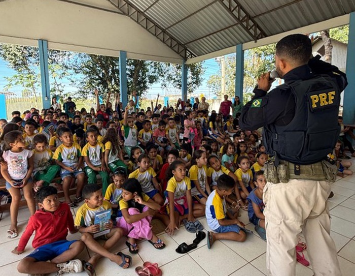 prf-realiza-acao-educativa-sobre-seguranca-no-transito-em-escola-de-rio-branco