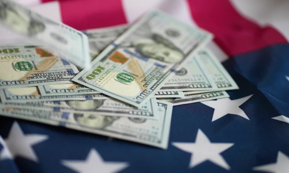 dolar-em-xeque-apos-rebaixamento-dos-eua:-como-investir-no-exterior-agora