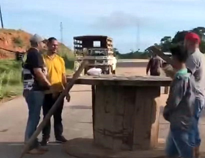 moradores-bloqueiam-br-364-no-acre-em-protesto-contra-acoes-do-ibama