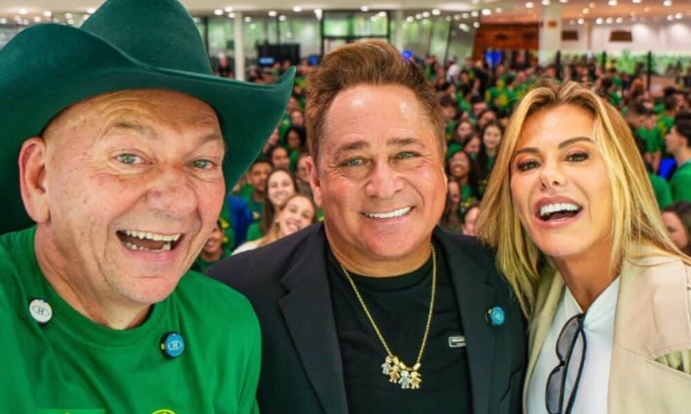 leonardo-canta-sobre-mesa-de-luciano-hang-em-evento-na-havan