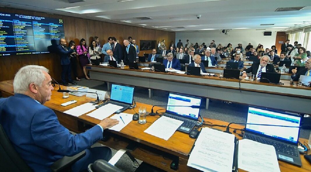 ccj-aprova-fim-da-reeleicao,-mandatos-de-cinco-anos-e-eleicoes-unificadas