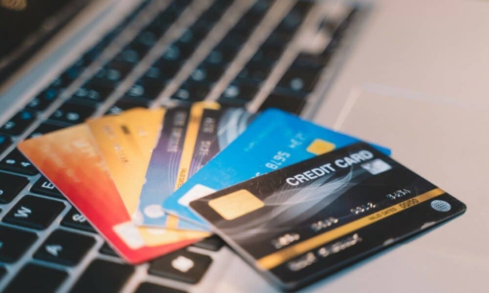 governo-eleva-iof-para-3,5%-e-encarece-compras-internacionais-com-cartao-de-credito