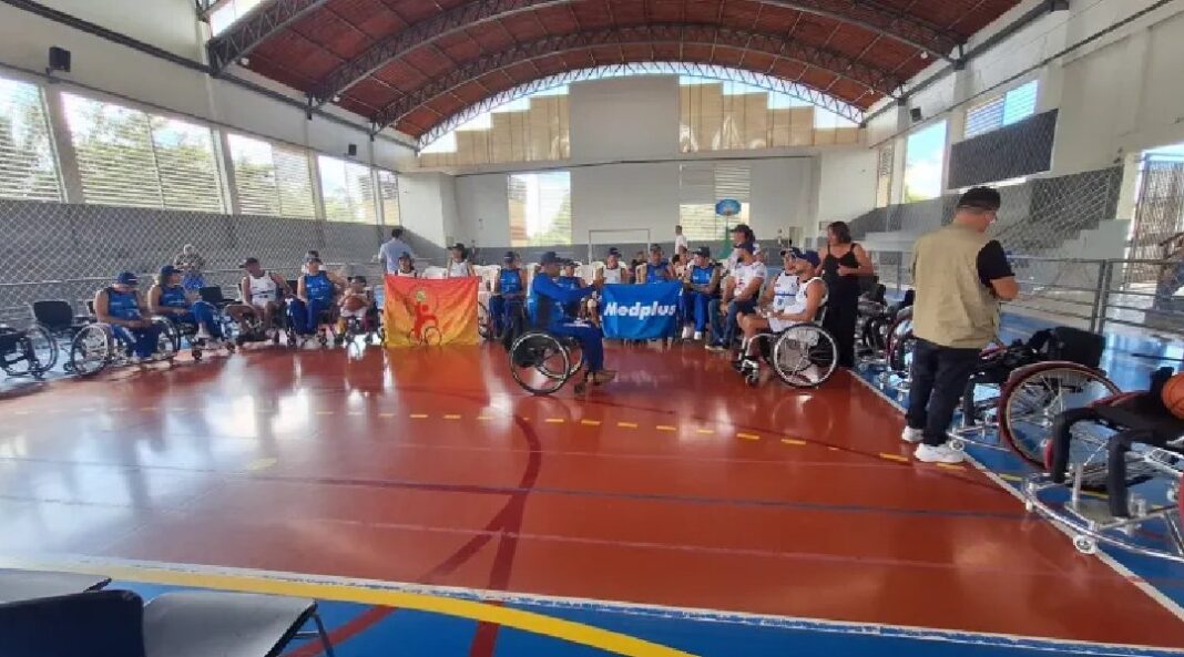 petecao-entrega-cadeiras-de-rodas-para-projeto-de-basquete-adaptado-na-ufac