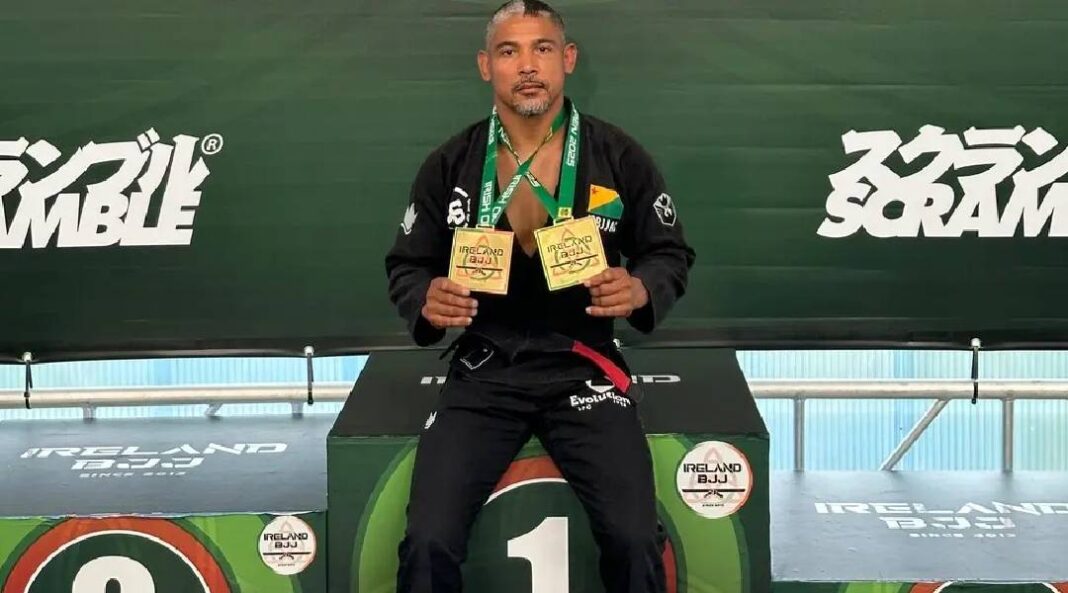 mestre-acreano-jacare-conquista-duas-medalhas-de-ouro-na-irlanda