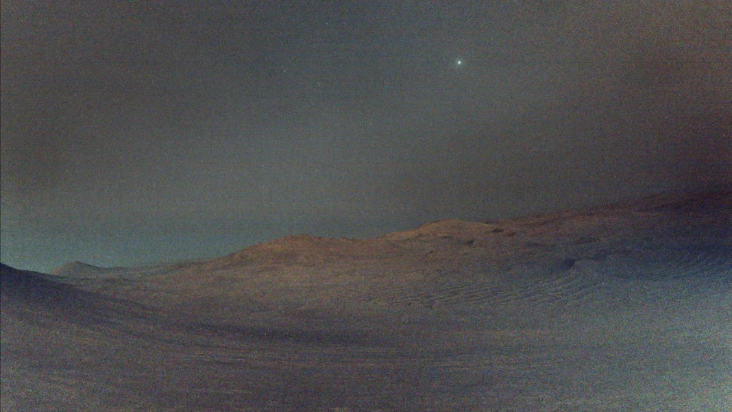 nasa-registra-imagem-rara-da-lua-deimos-antes-do-amanhecer-em-marte