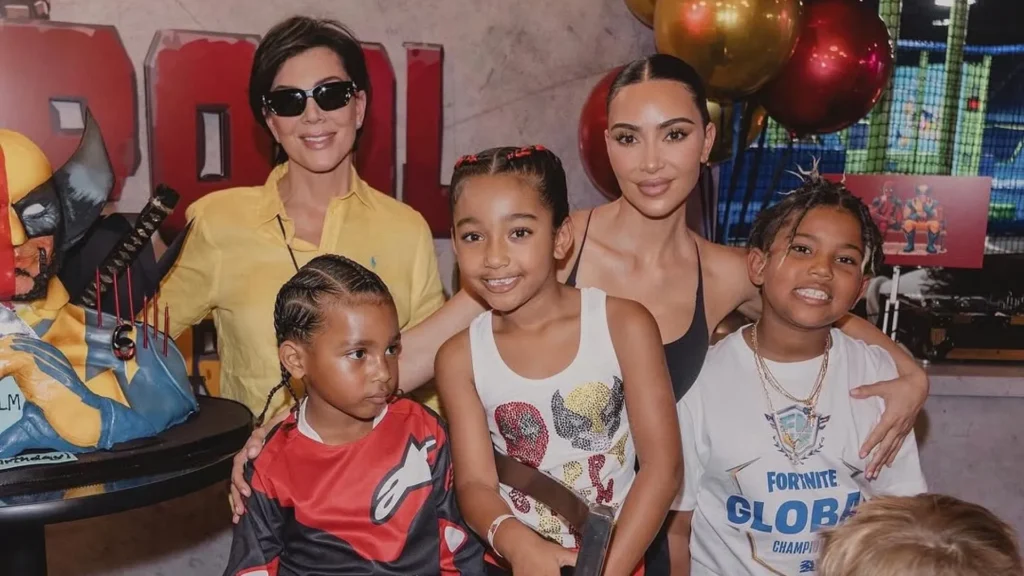 kim-kardashian-faz-festa-de-super-herois-para-filho-mais-novo,-psalm