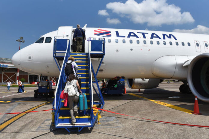 justica-condena-latam-a-indenizar-passageira-por-atraso-de-voo-no-acre
