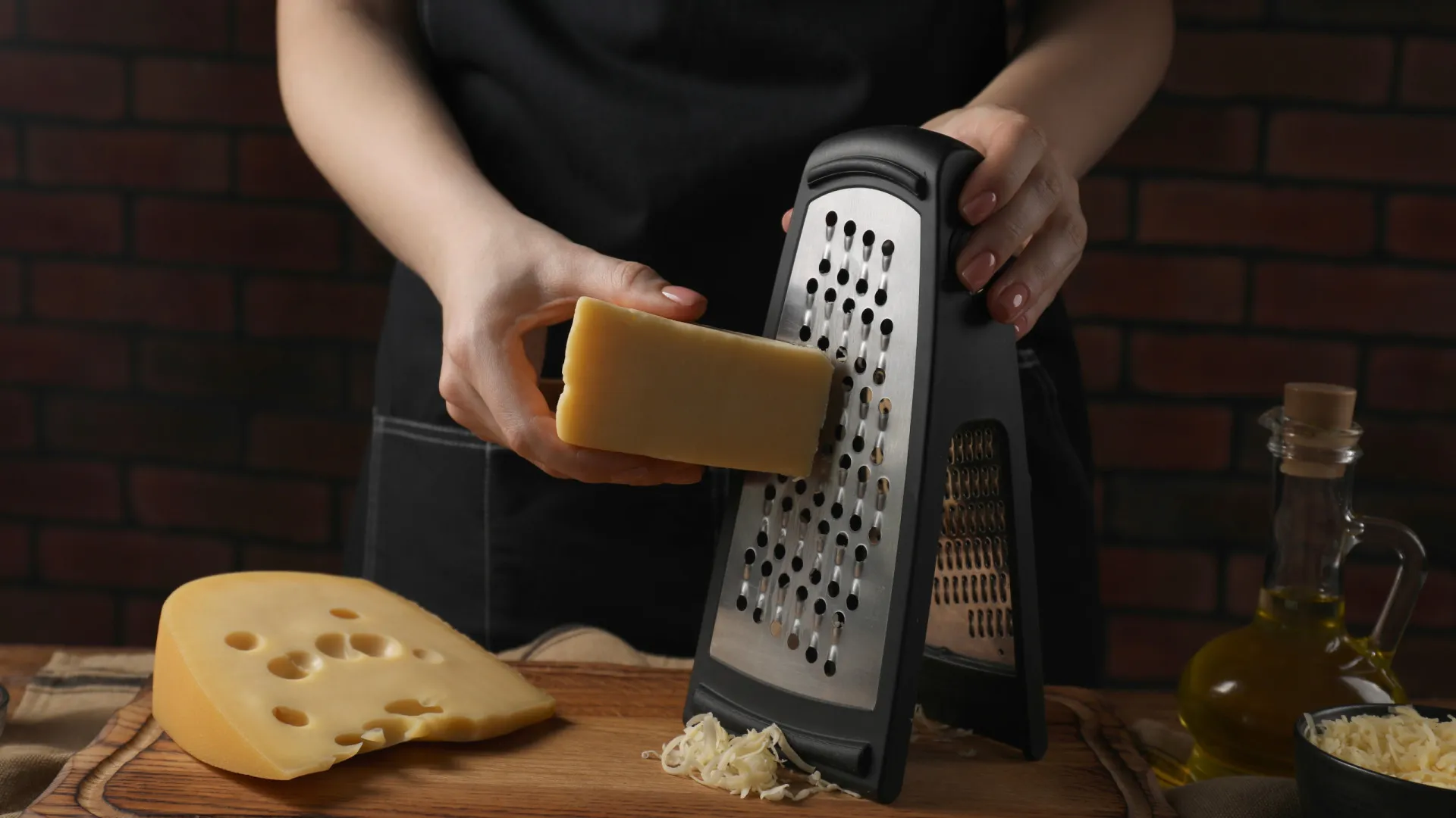 truque-simples-com-ralador-evita-cortes-nos-dedos-e-facilita-o-uso