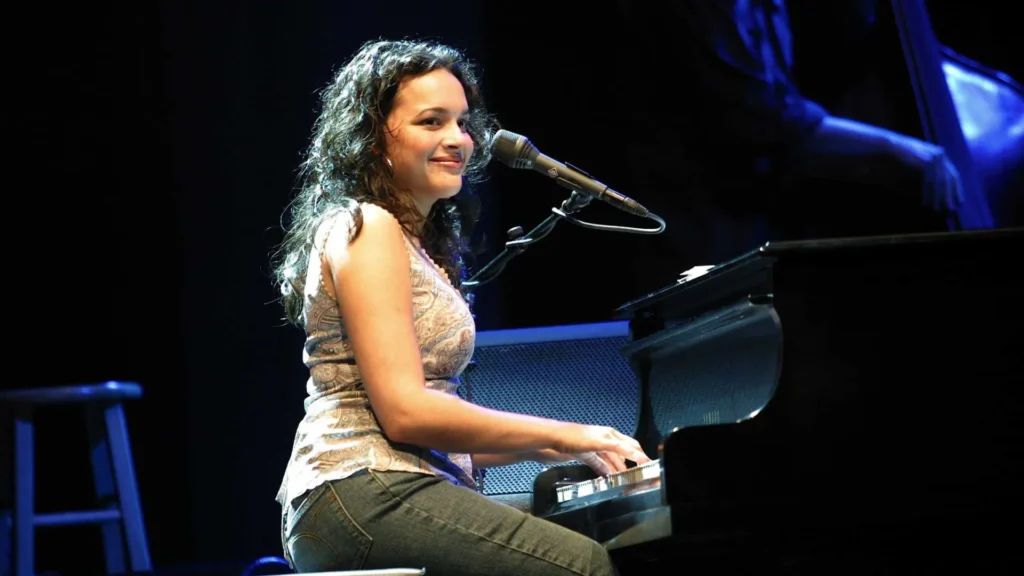 norah-jones-volta-ao-brasil-e-apresenta-o-disco-‘visions’-em-show-no-popload-em-sp