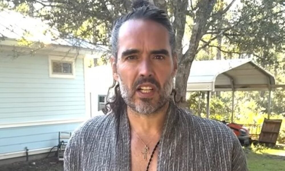 russell-brand-enfrenta-julgamento-por-acusacoes-de-estupro-e-agressao-sexual-em-londres