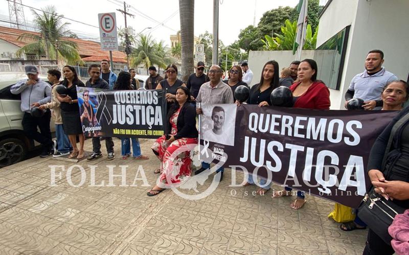 familiares-de-funcionarios-da-vip-mortos-em-acidente-protestam-no-mp-e-cobram-justica