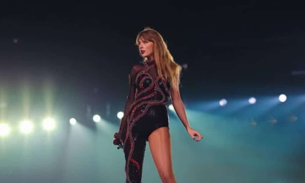 taylor-swift-reaparece-em-jantar-com-dakota-johnson-e-vestido-floral