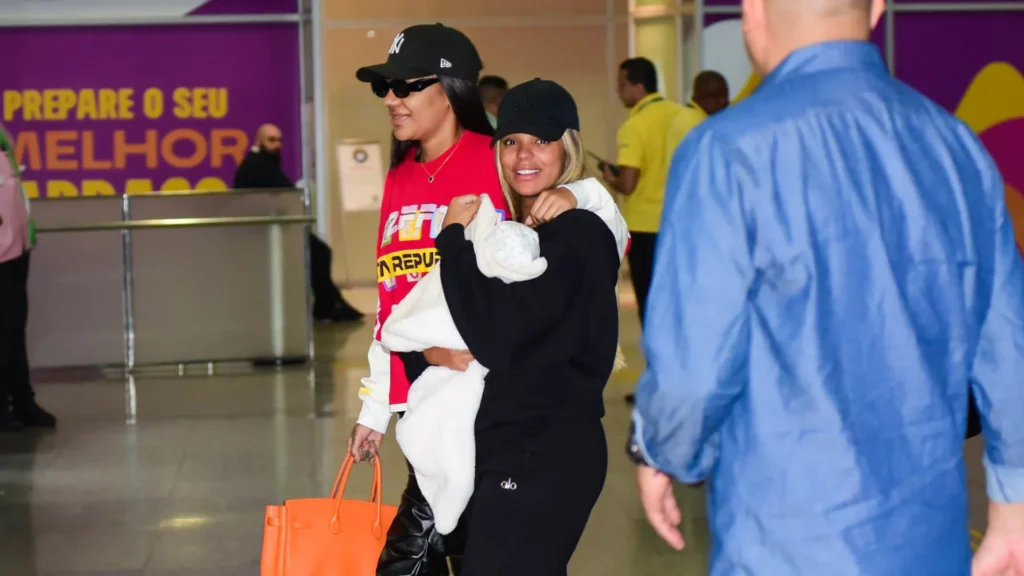 ludmilla-e-brunna-goncalves-chegam-ao-rio-com-a-filha