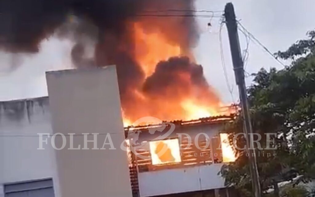 incendio-de-grandes-proporcoes-destroi-residencia-em-cruzeiro-do-sul;-veja-o-video