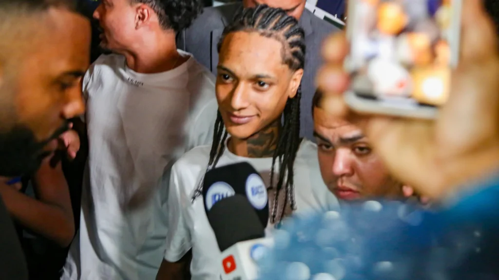 vivi-noronha-e-oruam-protestam-em-frente-ao-presidio-onde-esta-mc-poze