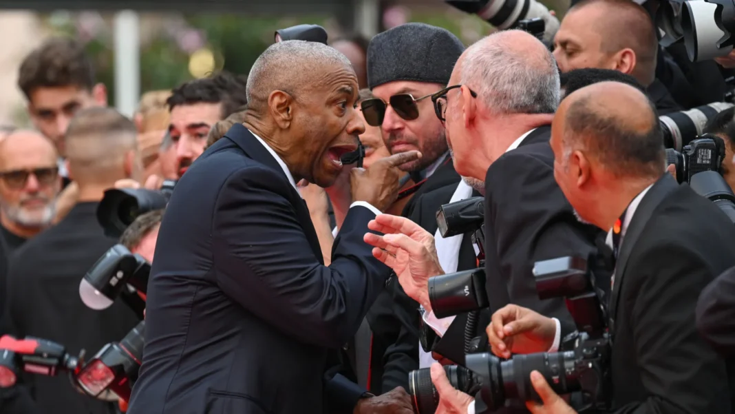 denzel-washington-se-irrita-com-fotografo-no-tapete-vermelho-de-cannes denzel-washington-se-irrita-com-fotografo-no-tapete-vermelho-de-cannes
