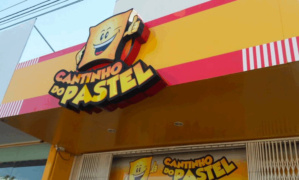 Uma das histórias mais marcantes que encontramos foi a de Sueli Lira, proprietária do Cantinho do Pastel.