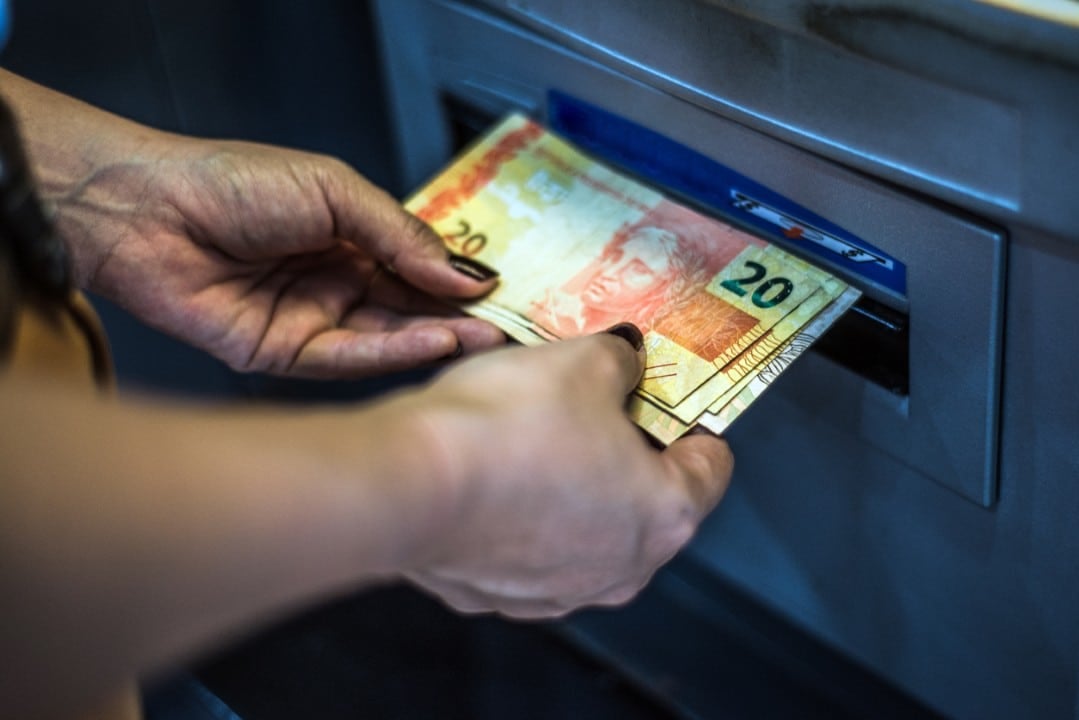 Dinheiro-Saque-Notas-Caixa