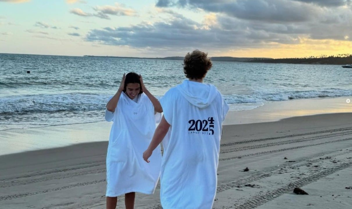 Duda Guerra e Benicio Huck em praia