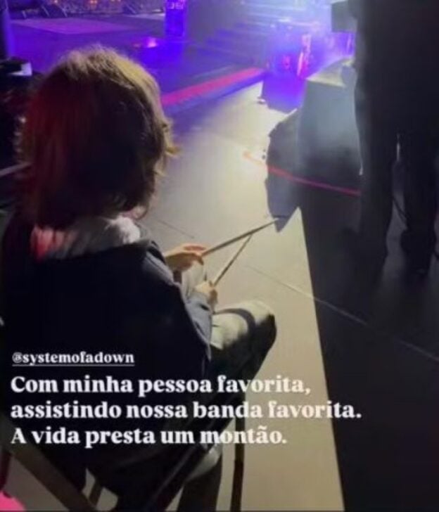 Theo curtindo o show de System Of A Down com o pai