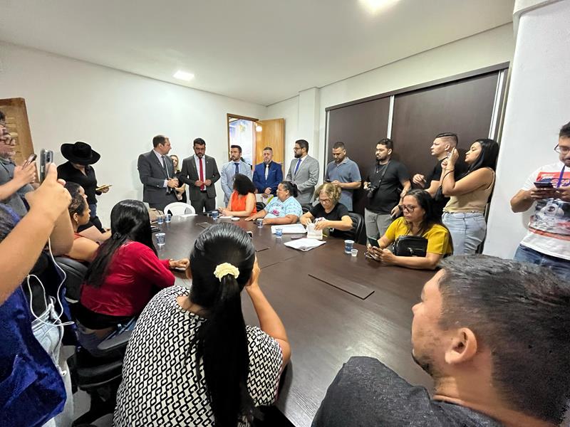 Vereadores se reúnem com servidores da Educação e discutem greve: ‘só saímos com solução’ | Cidade AC News – Notícias do Acre