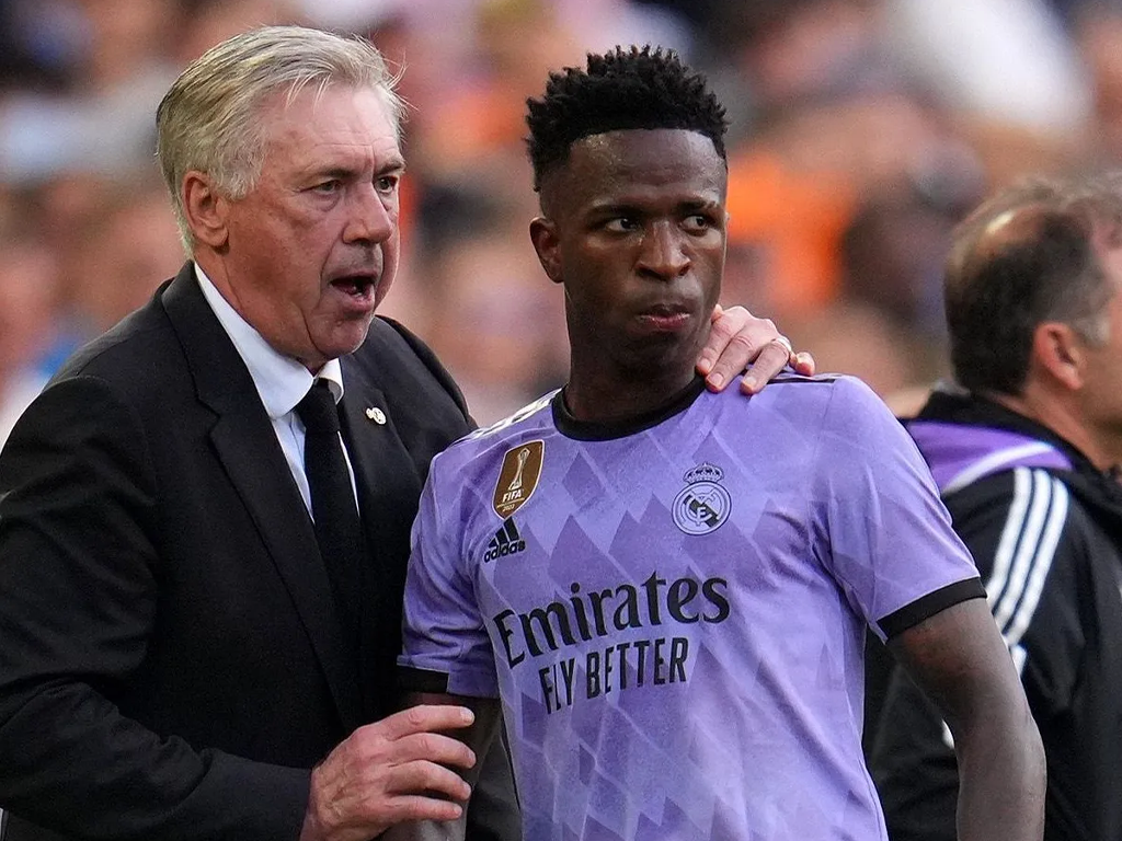 Ancelotti e Vini Jr. (Aitor Alcalde/Getty Images)