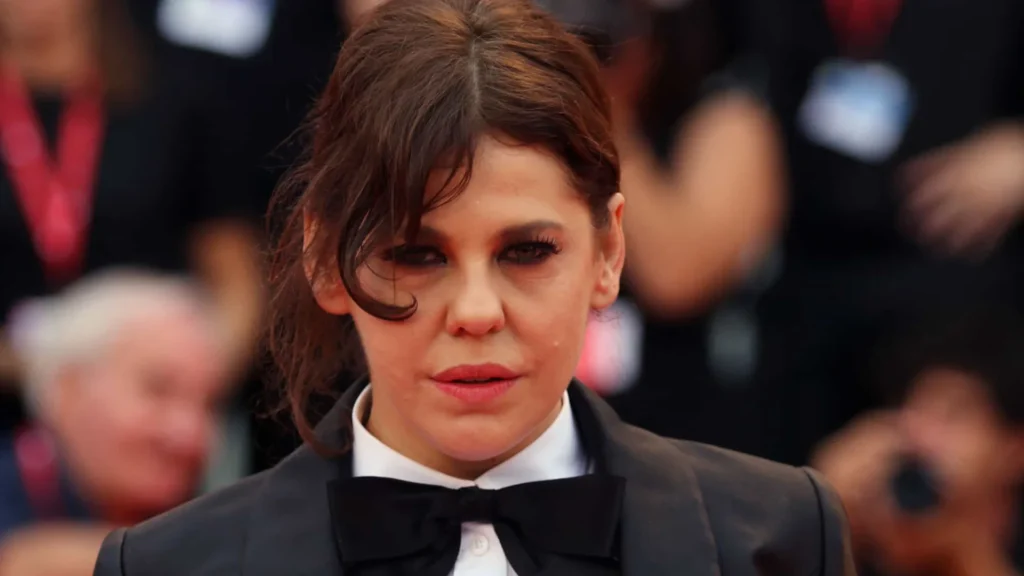 barbara-paz-dirige-willem-dafoe-em-‘cuddle’,-filme-sobre-vendedor-de-abracos