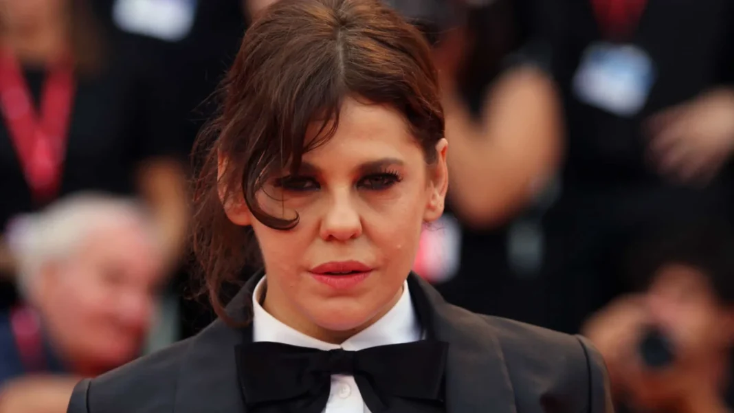 barbara-paz-dirige-willem-dafoe-em-‘cuddle’,-filme-sobre-vendedor-de-abracos barbara-paz-dirige-willem-dafoe-em-‘cuddle’,-filme-sobre-vendedor-de-abracos