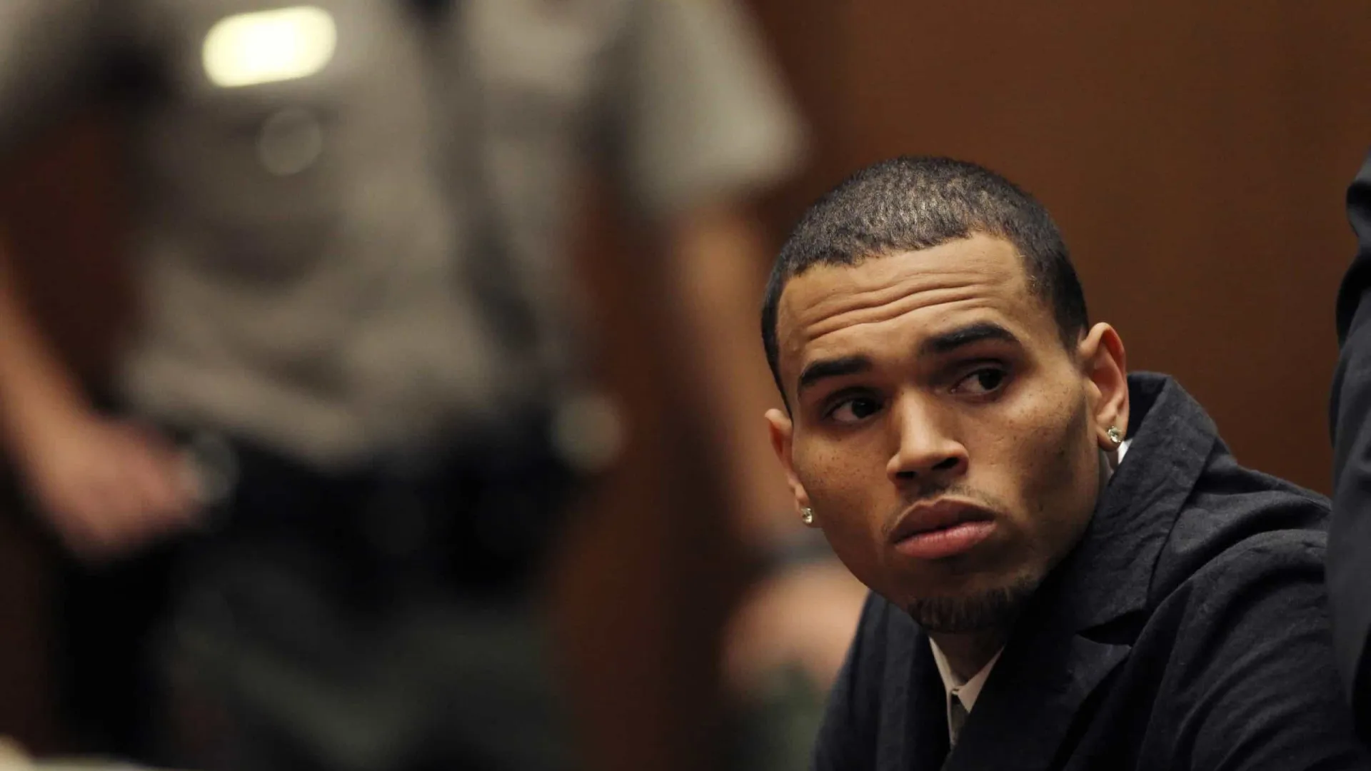 chris-brown-ficara-detido-ate-meados-de-junho-apos-acusacao-de-agressao