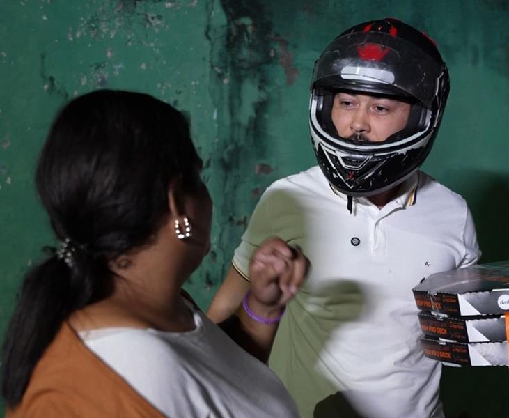 jarude-sobe-na-garupa-de-moto-e-entrega-pizzas-para-vencedora-de-sorteio