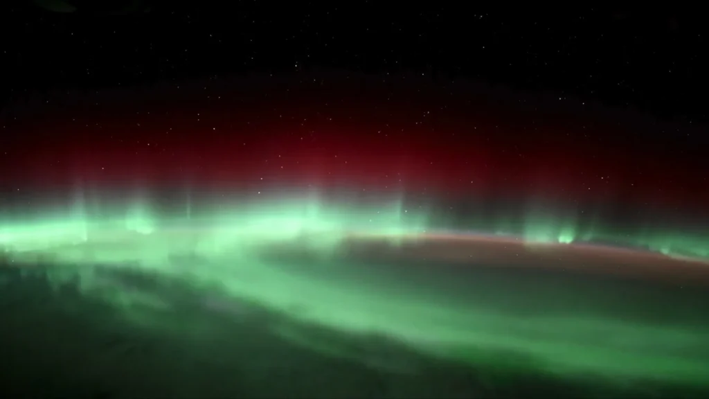 aurora-boreal-ilumina-o-espaco-apos-forte-atividade-solar-recente;-veja
