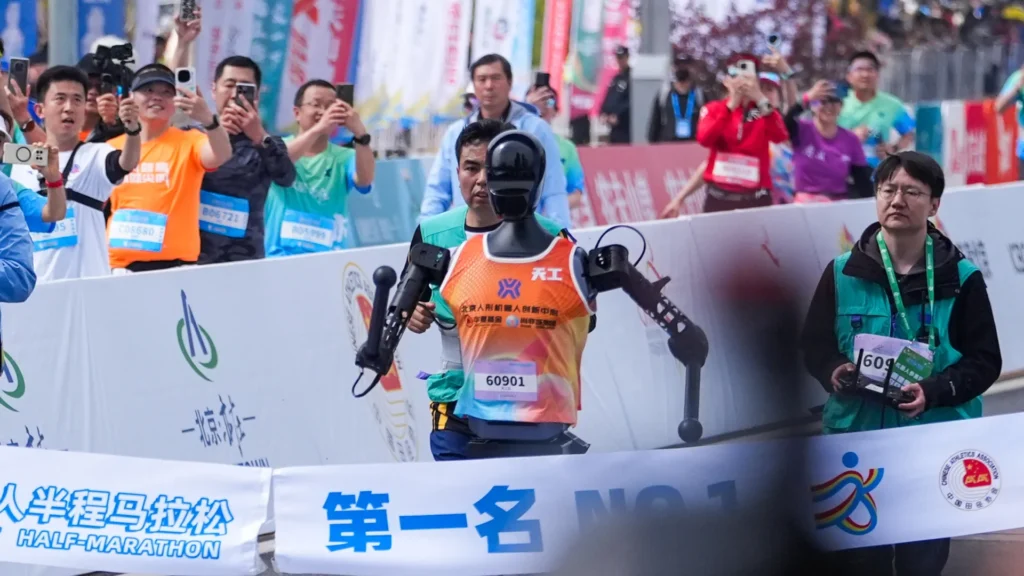 robos-correm-na-meia-maratona-de-yizhuang-na-china;-video