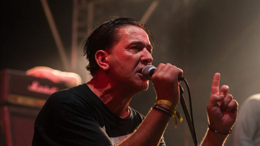 cantor-britanico-morre-e-familia-pede-que-fas-nao-comparecam-a-funeral