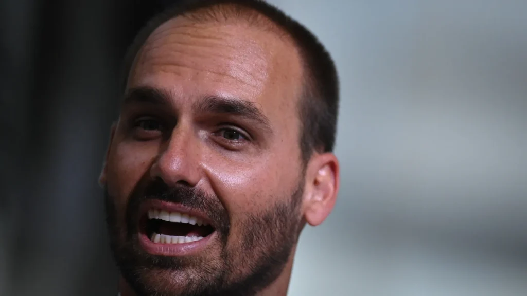 pf-tenta-localizar-eduardo-bolsonaro-para-intima-lo,-mas-fica-sem-resposta