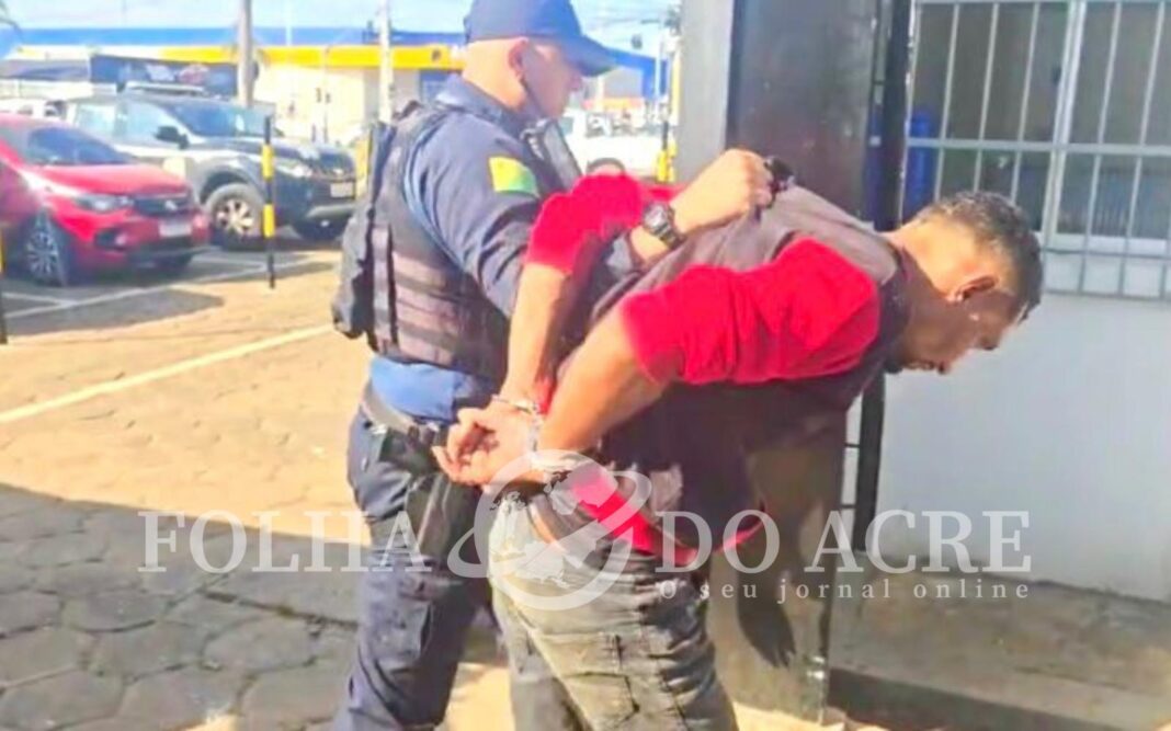 policia-militar-captura-foragido-da-justica-no-bairro-calafate,-em-rio-branco