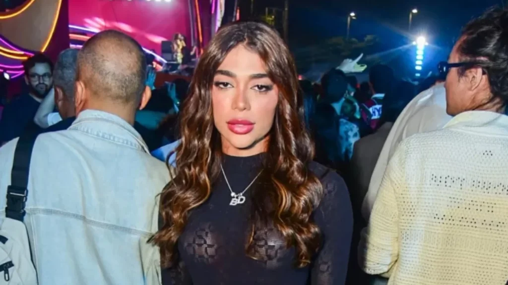 flash-faz-irma-de-gabigol-mostrar-demais-em-vestido-preto-transparente