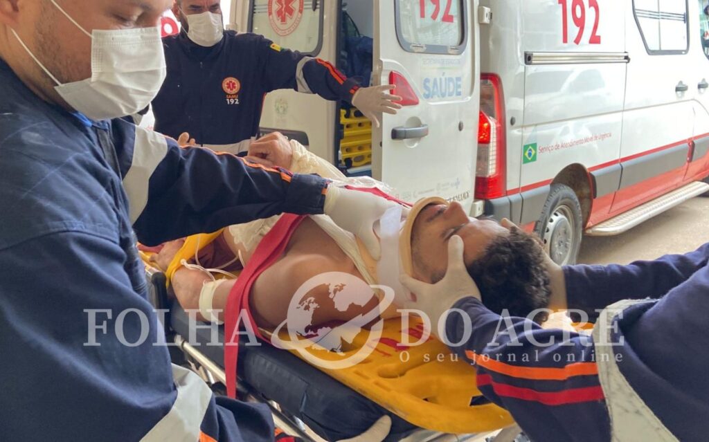 motorista-perde-controle,-atinge-arvore-na-rotatoria-da-ufac-e-deixa-duas-pessoas-feridas