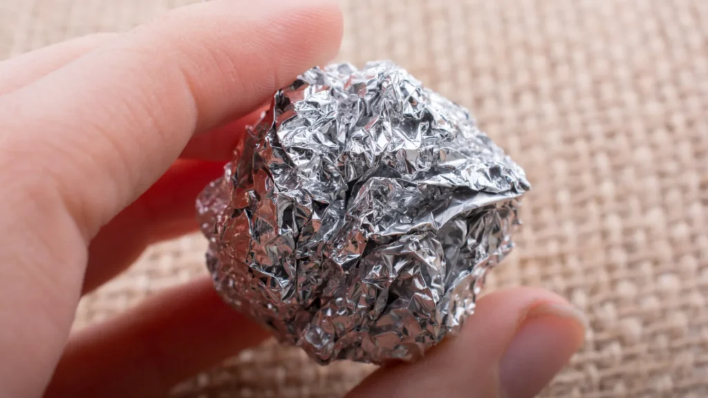 veja-os-beneficios-de-colocar-uma-bola-de-papel-de-aluminio-na-despensa!